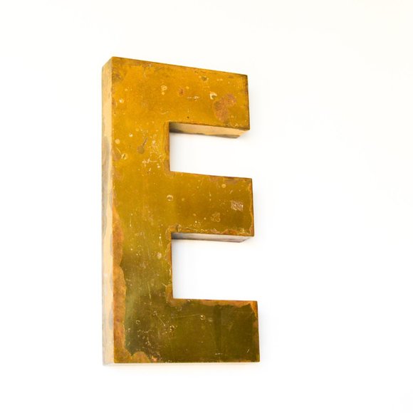 Vintage signage, brass letter 'E' - Picture 4 of 4